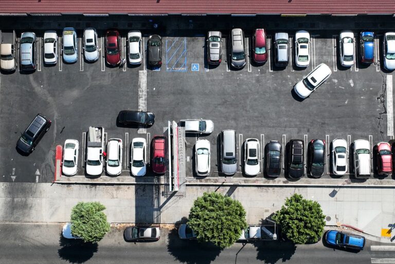 Ile kosztuje parking przy Lotnisku Chopina? Pełny przewodnik po cenach 2026