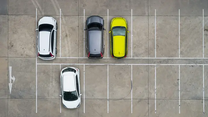 Parking blisko Lotniska Chopina vs parking oficjalny PPL — co wybrać?