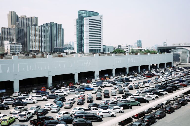 Najtańszy parking przy Lotnisku Chopina — jak nie przepłacić za postój